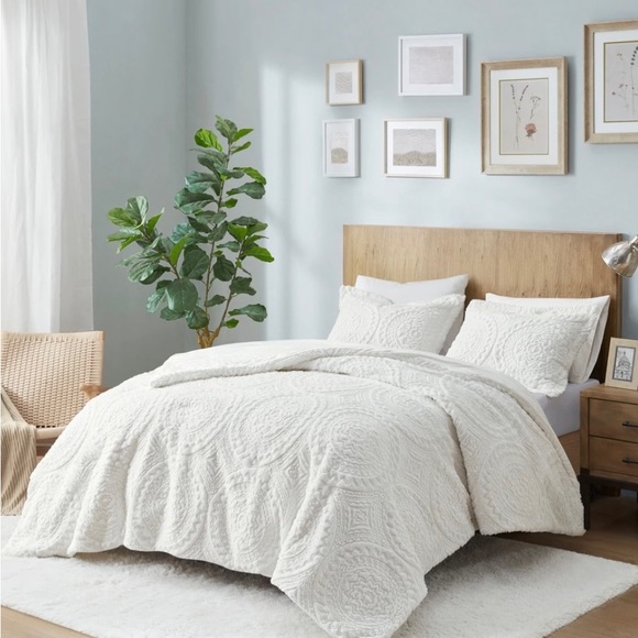 Madison Park Nova Ivory Embroidered Medallion Faux Fur Plush Duvet Cover Set - Picture 3 of 15